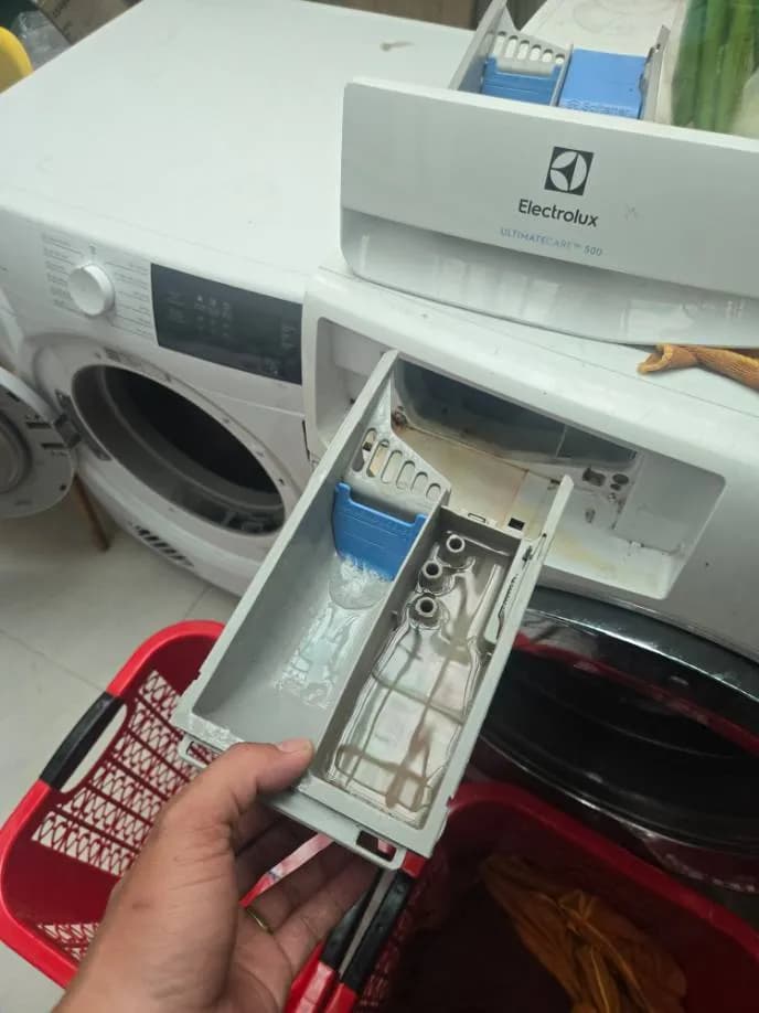 Trước sửa máy giặt cửa trước Electrolux tại Quận 11 — thợ Lê Hữu Lộc