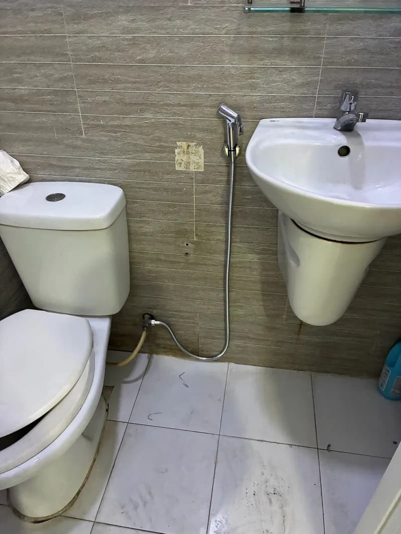 Sau khi hoàn thành sửa vòi xịt vệ sinh tại xã Bình Hưng, Bình Chánh — thợ Dương Oai