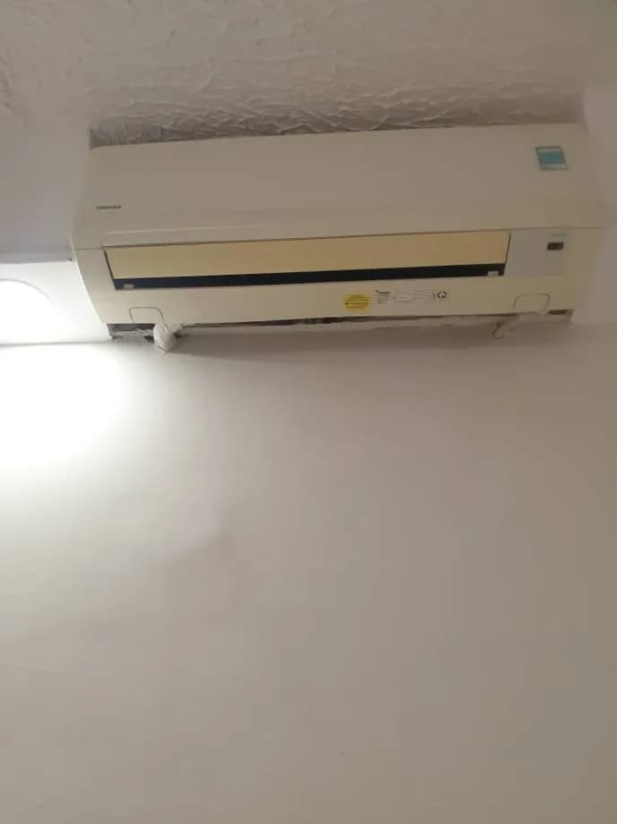 Trước sửa máy lạnh treo tường Toshiba tại Quận 4 — thợ Phan Chí Tâm