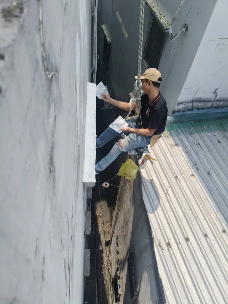 Sau khi hoàn thành sửa tường ngoài tại Quận 10 — thợ Bùi Văn Bảo