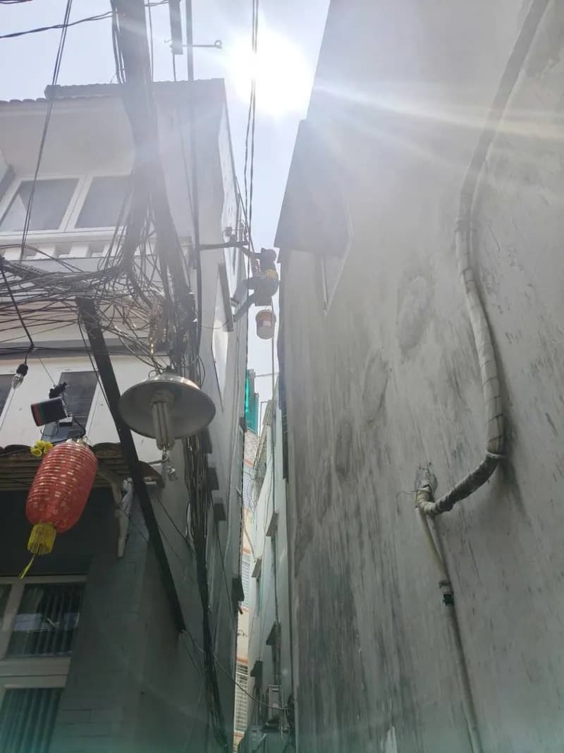 Trước sửa tường ngoài tại Quận 10 — thợ Bùi Văn Bảo