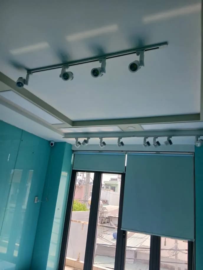 Trước sửa đèn ray rọi tại Gò Vấp — thợ Lê Đăng Tuấn