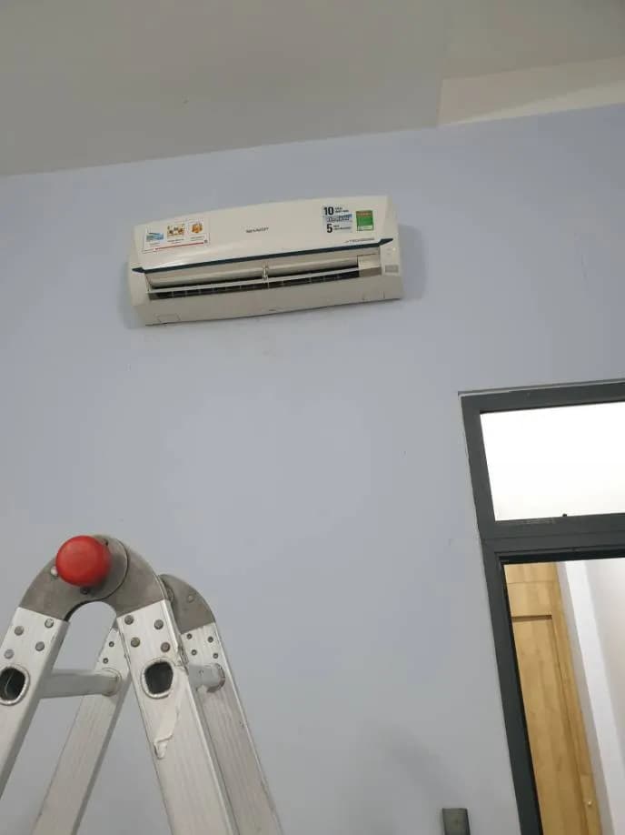 Trước sửa máy lạnh treo tường Sharp tại Quận 10 — thợ Phan Chí Tâm