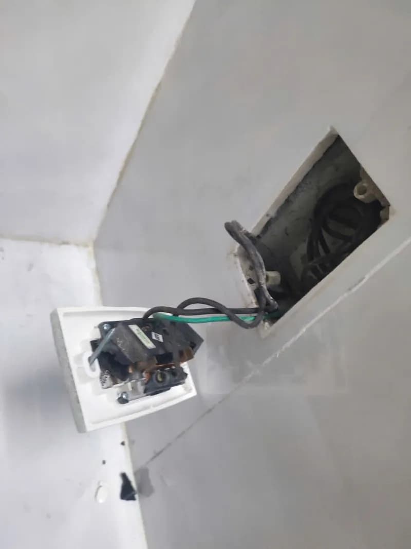 Trước sửa ổ cắm điện Panasonic tại Thủ Đức — thợ Bùi Văn An