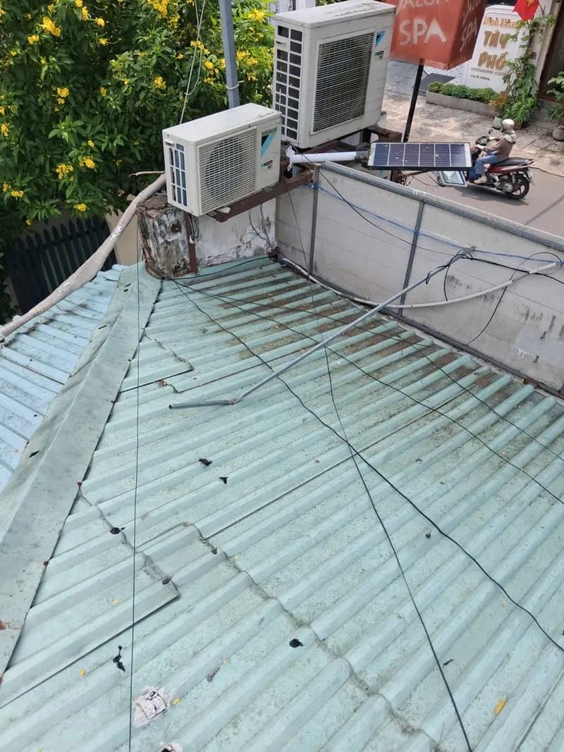 Sau khi hoàn thành sửa mái tôn Daikin tại Quận 3 — thợ Bùi Văn An