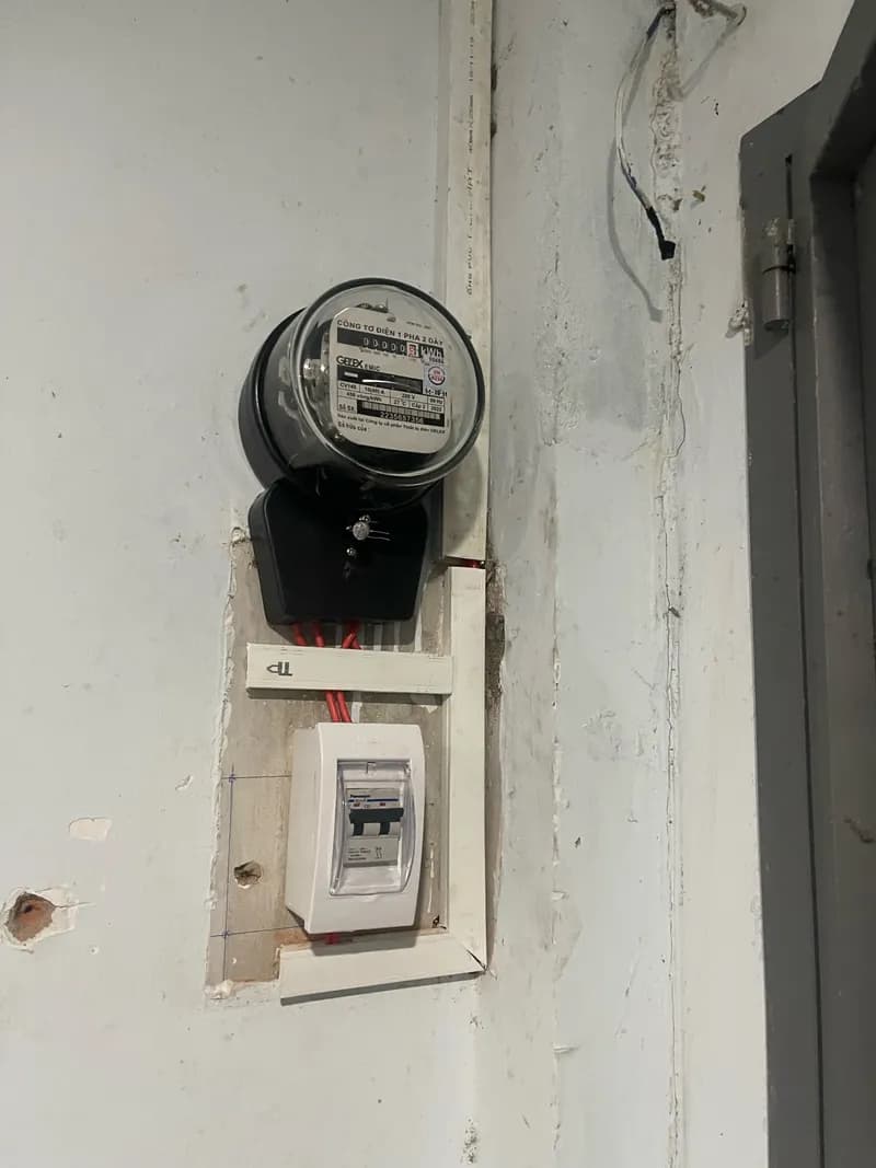 Sau khi hoàn thành sửa hệ thống điện âm tường Schneider tại phường 13, Tân Bình — thợ Nguyễn Quốc Bảo