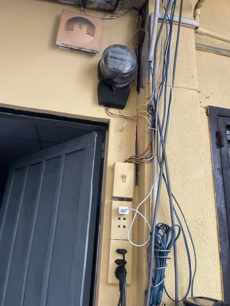 Trước sửa hệ thống điện âm tường Schneider tại phường 13, Tân Bình — thợ Nguyễn Quốc Bảo
