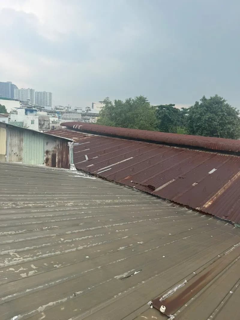 Sau khi hoàn thành sửa mái tôn Nippon tại Quận 7 — thợ Bùi Văn An
