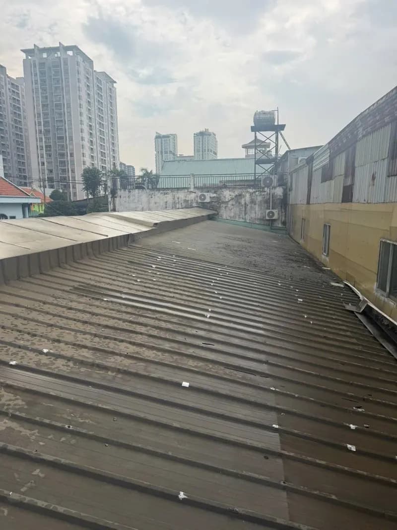 Trước sửa mái tôn Nippon tại Quận 7 — thợ Bùi Văn An