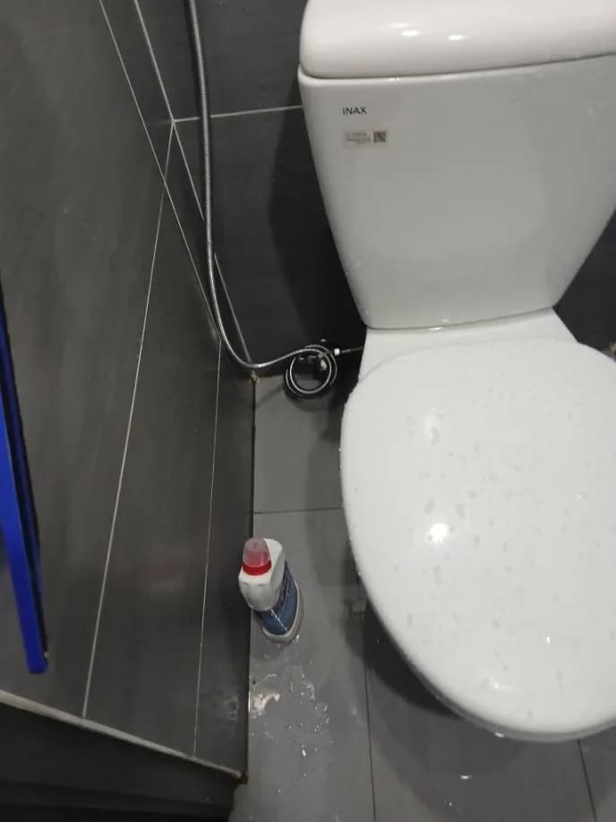 Trước sửa bồn cầu Inax tại phường Hạnh Thông, Gò Vấp — thợ Lê Đăng Tuấn