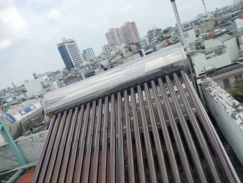 Trước sửa máy nước nóng năng lượng mặt trời tại Phú Nhuận — thợ Võ Hồng Hải