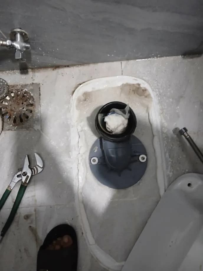 Trước sửa bồn cầu Inax tại Quận 12 — thợ Lê Đăng Tuấn