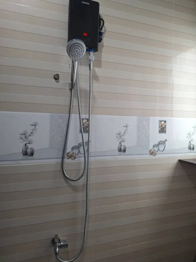 Sau khi hoàn thành sửa máy nước nóng điện trực tiếp OOKAS tại Quận 4 — thợ Trần Quốc Đông