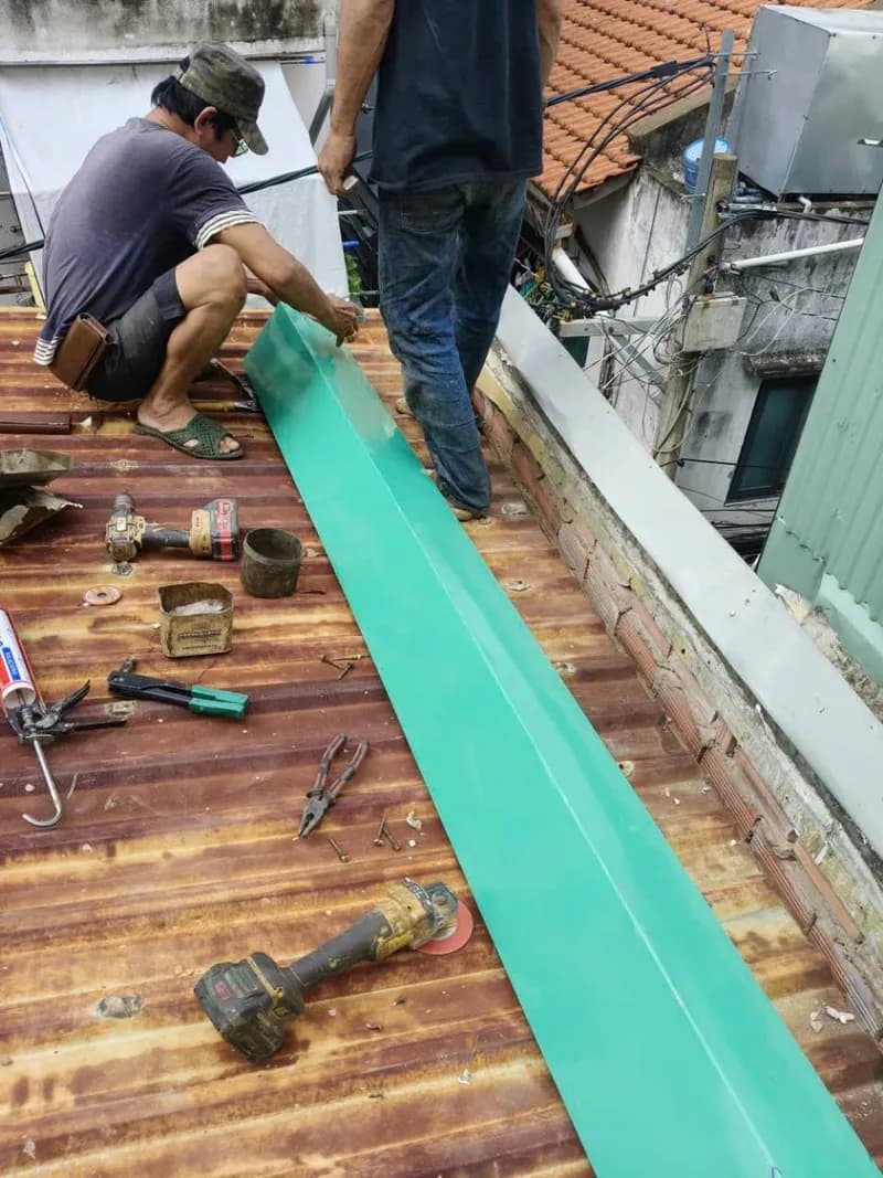 Sau khi hoàn thành sửa mái tôn tại Quận 10 — thợ Bùi Văn Bảo