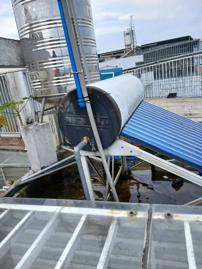 Sau khi hoàn thành sửa máy nước nóng năng lượng mặt trời Sơn Hà tại Phường 13, Bình Thạnh — thợ Lê Đăng Tuấn (5 sao)