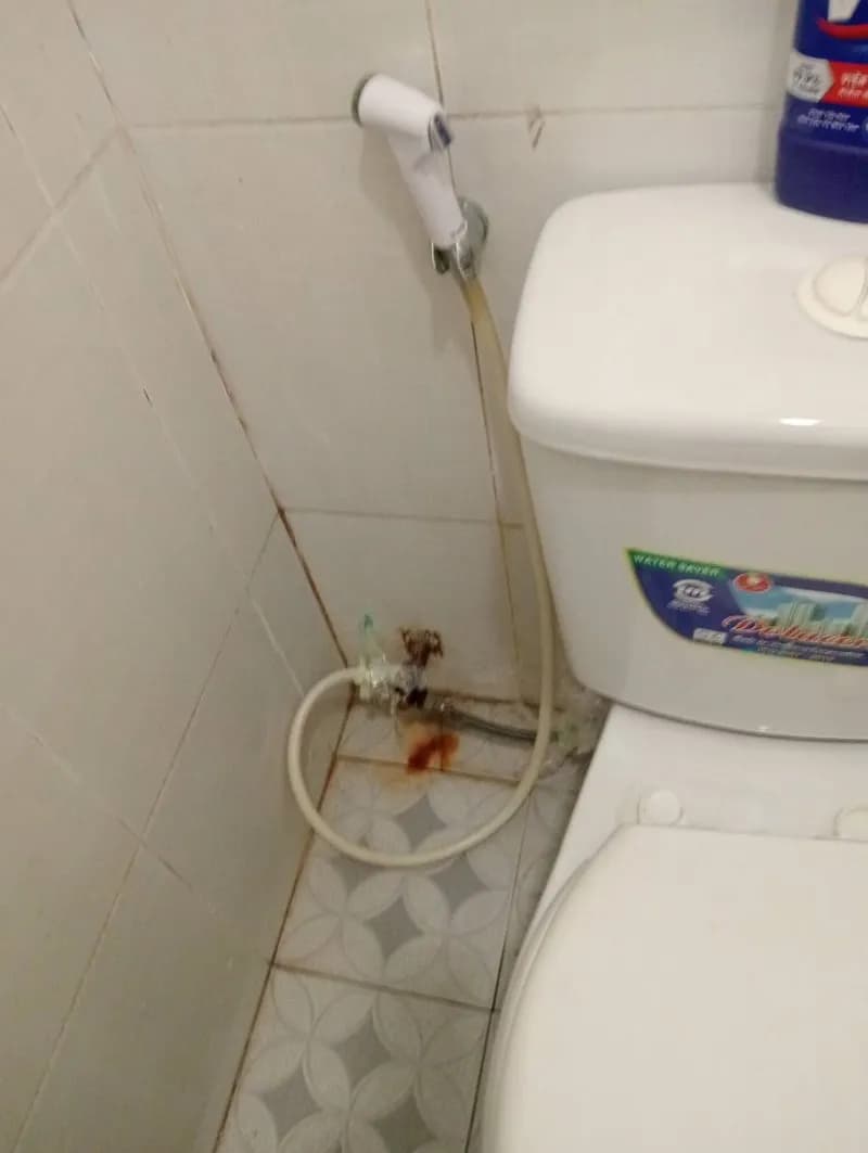 Trước sửa vòi xịt bồn cầu tại Quận 12 — thợ Võ Hồng Hải