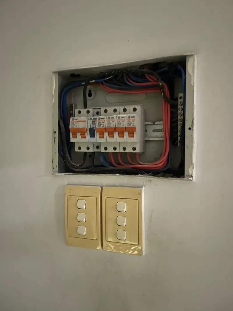 Trước sửa hệ thống điện Schneider tại Bình Thạnh — thợ Nguyễn Quốc Bảo