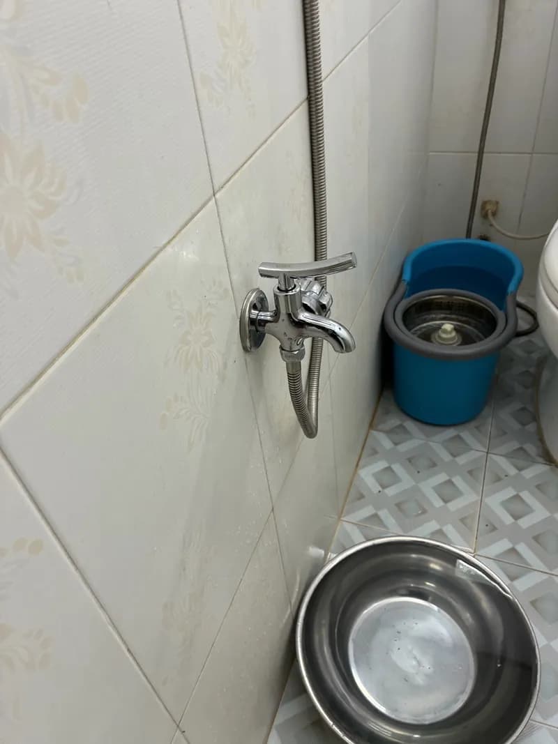 Sau khi hoàn thành sửa vòi nước và máy bơm tăng áp tại phường Bình Hưng Hòa A, Bình Tân — thợ Dương Oai