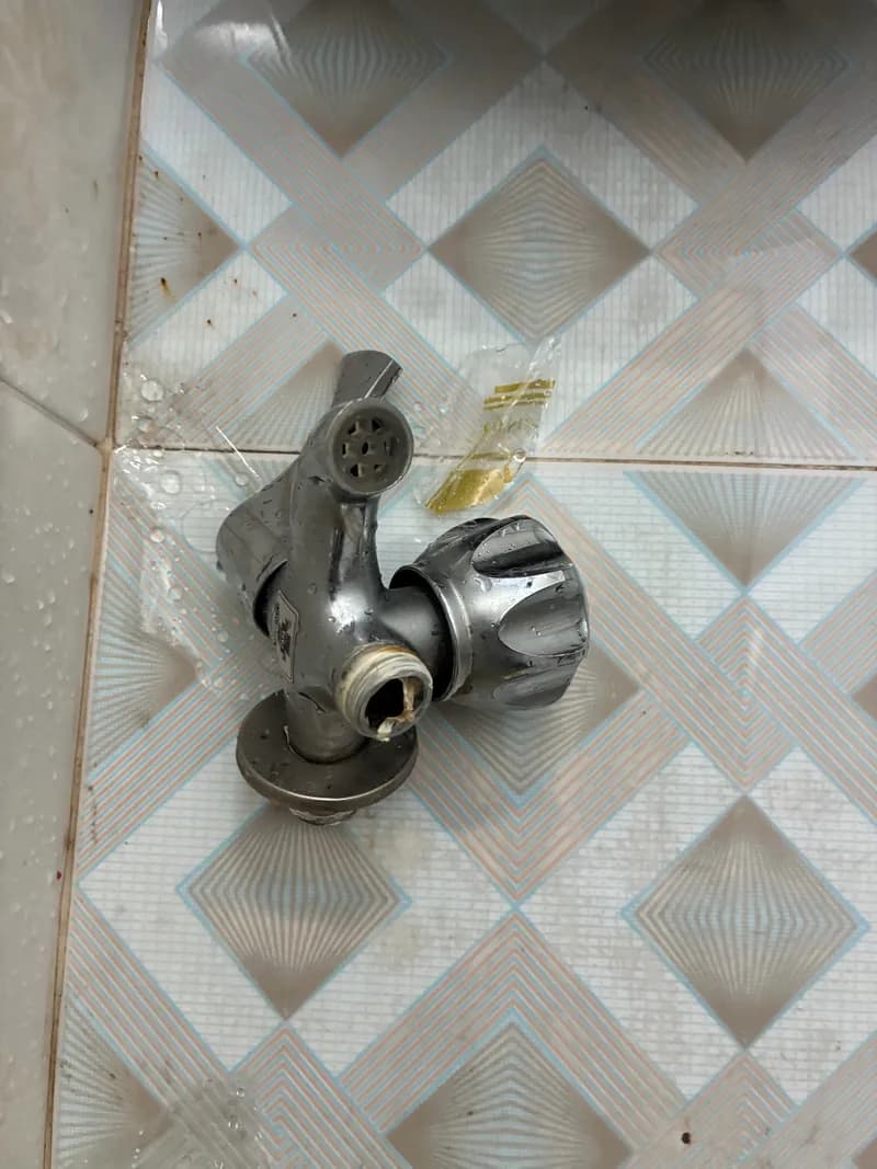 Trước sửa vòi nước và máy bơm tăng áp tại phường Bình Hưng Hòa A, Bình Tân — thợ Dương Oai