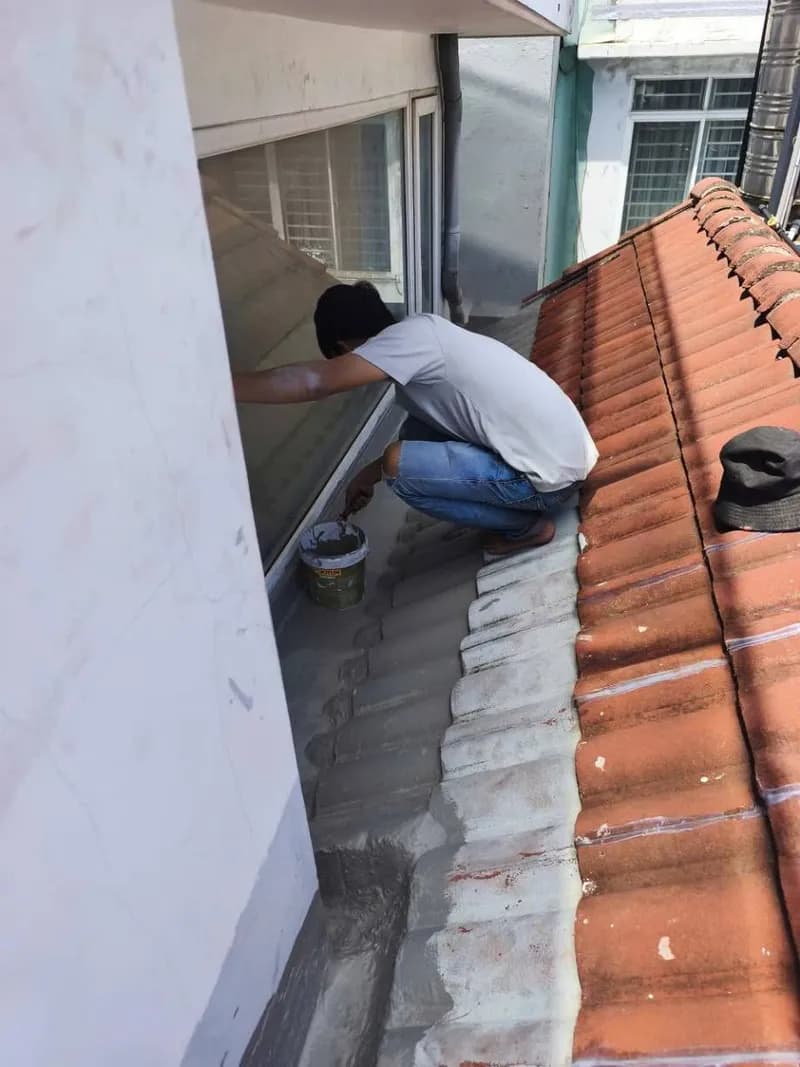 Sau khi hoàn thành sửa mái nhà Sika tại Phường Tân Quy, Quận 7 — thợ Bùi Văn Bảo