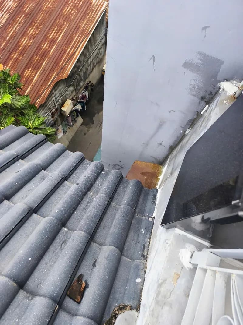 Sau khi hoàn thành sửa: Chống thấm khe tiếp giáp mái ngói và tường tại Gò Vấp tại Gò Vấp — thợ Bùi Văn An