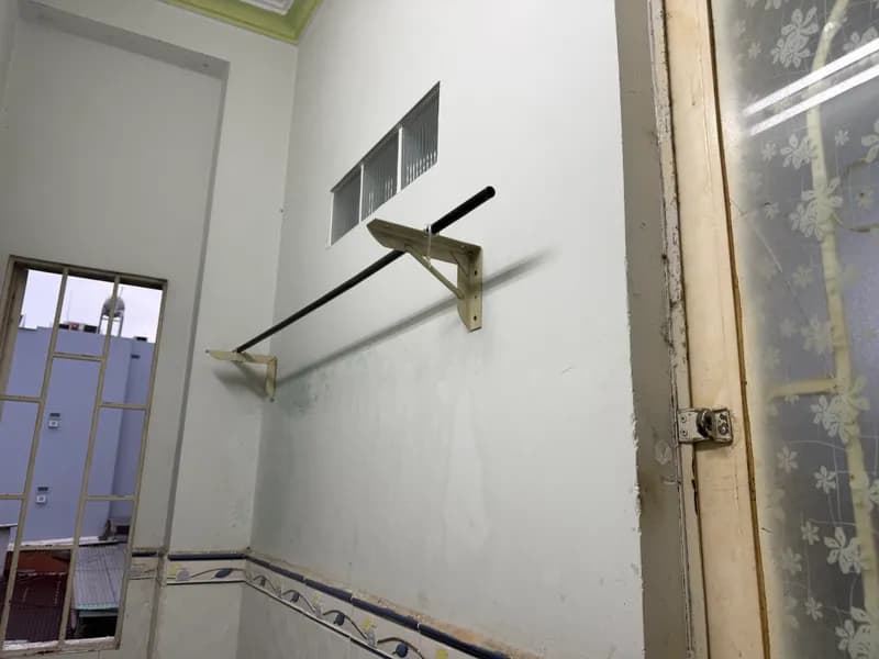 Trước sửa giá treo đồ tại Quận 3 — thợ Nguyễn Thành Trọng