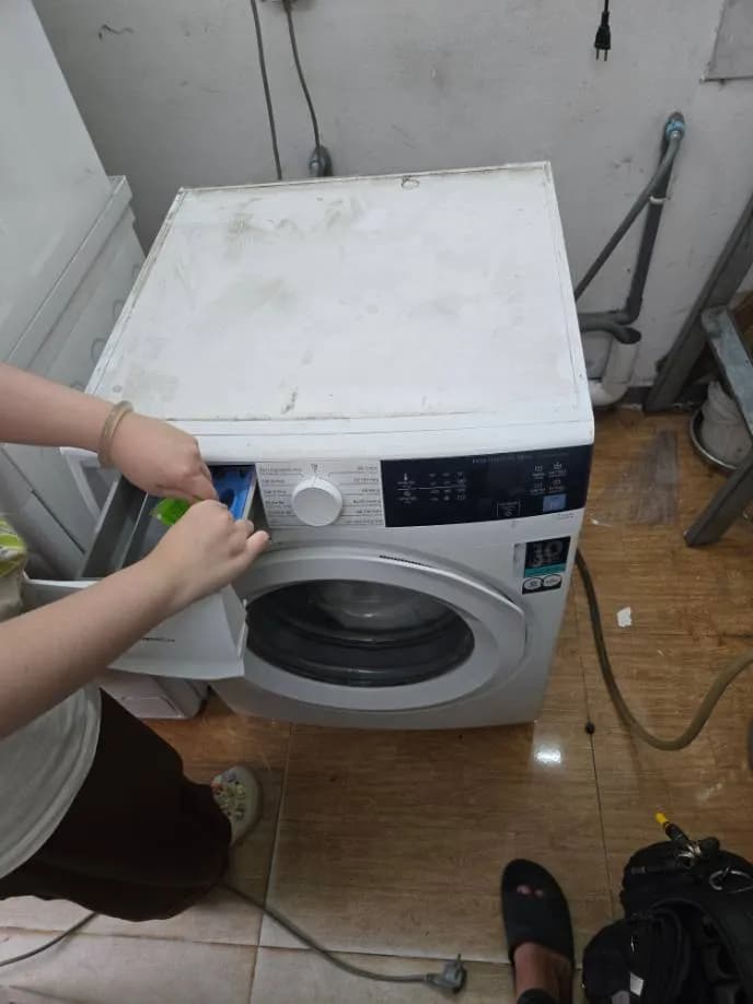 Sau khi hoàn thành sửa máy giặt cửa trước Electrolux tại Bình Thạnh — thợ Lê Hữu Lộc