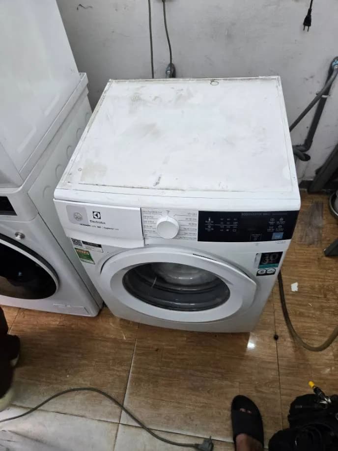 Trước sửa máy giặt cửa trước Electrolux tại Bình Thạnh — thợ Lê Hữu Lộc