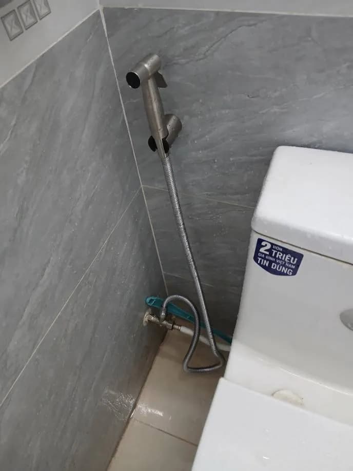 Sau khi hoàn thành sửa vòi xịt bồn cầu tại Phường 14, Gò Vấp — thợ Lê Đăng Tuấn (5 sao)