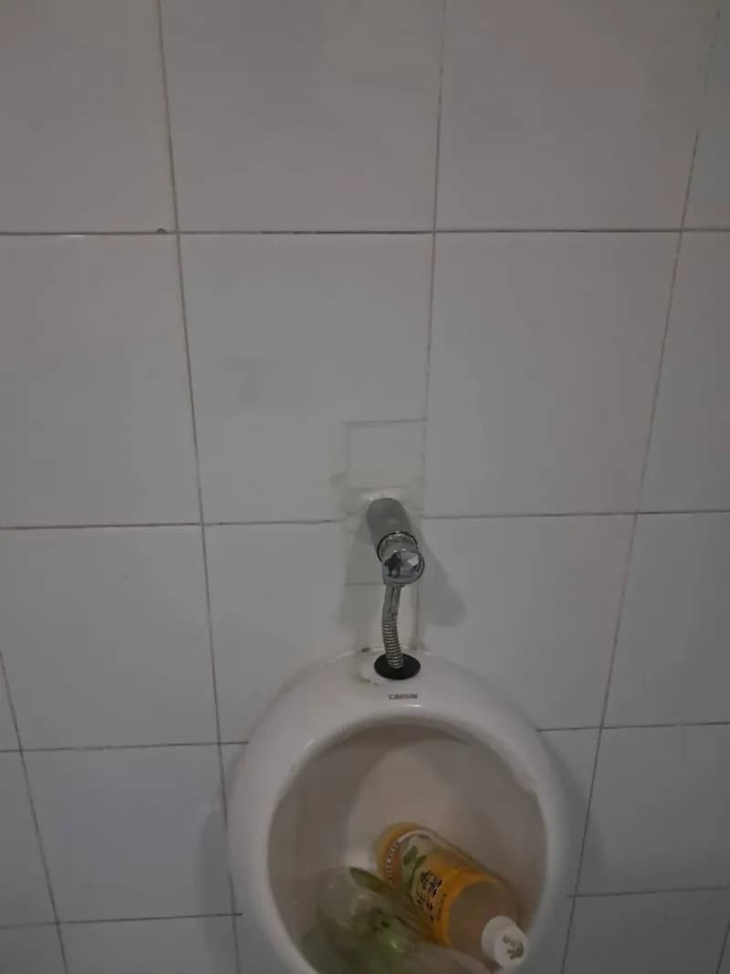 Trước sửa bồn tiểu nam Caesar tại Quận 5 — thợ Bùi Văn Bảo
