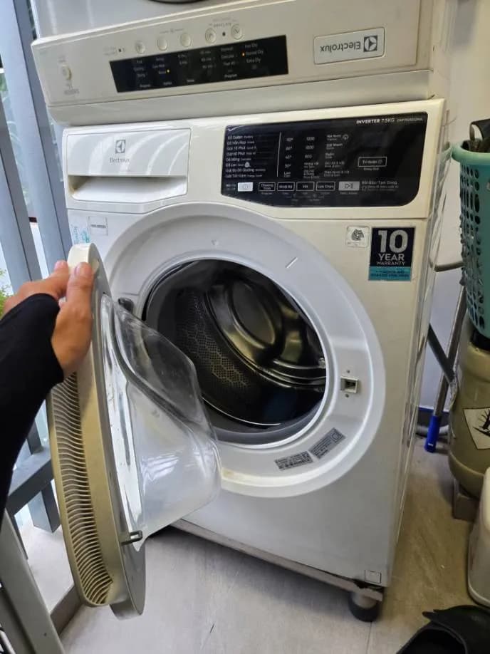 Trước sửa máy giặt cửa trước Electrolux tại Tân Phú — thợ Lê Hữu Lộc