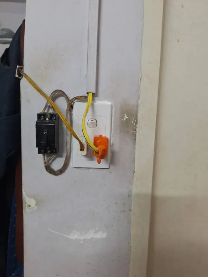 Sau khi hoàn thành sửa ổ cắm điện Vanlock tại Quận 4 — thợ Trần Quốc Đông