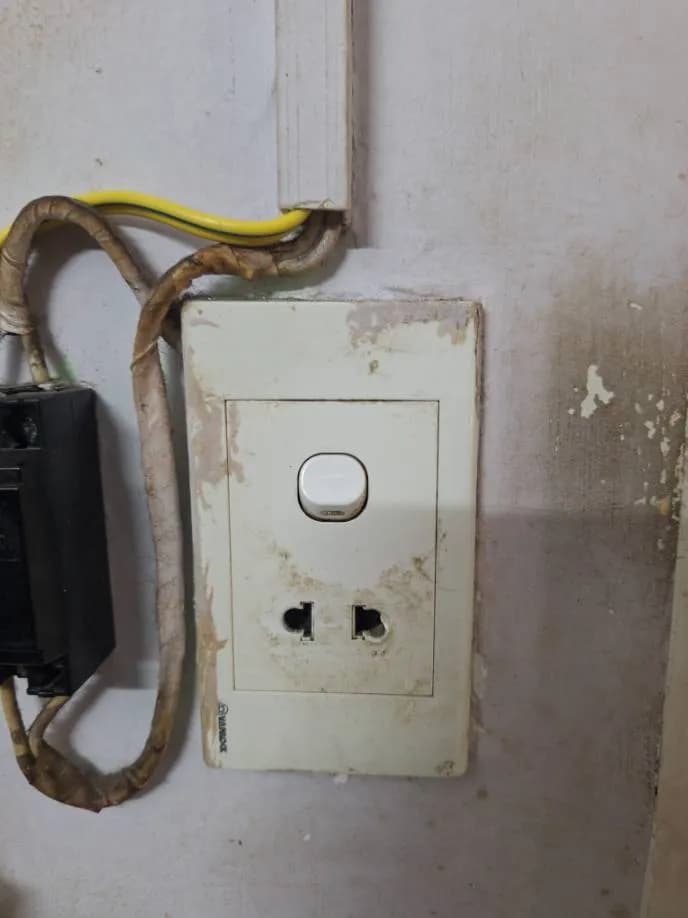 Trước sửa ổ cắm điện Vanlock tại Quận 4 — thợ Trần Quốc Đông