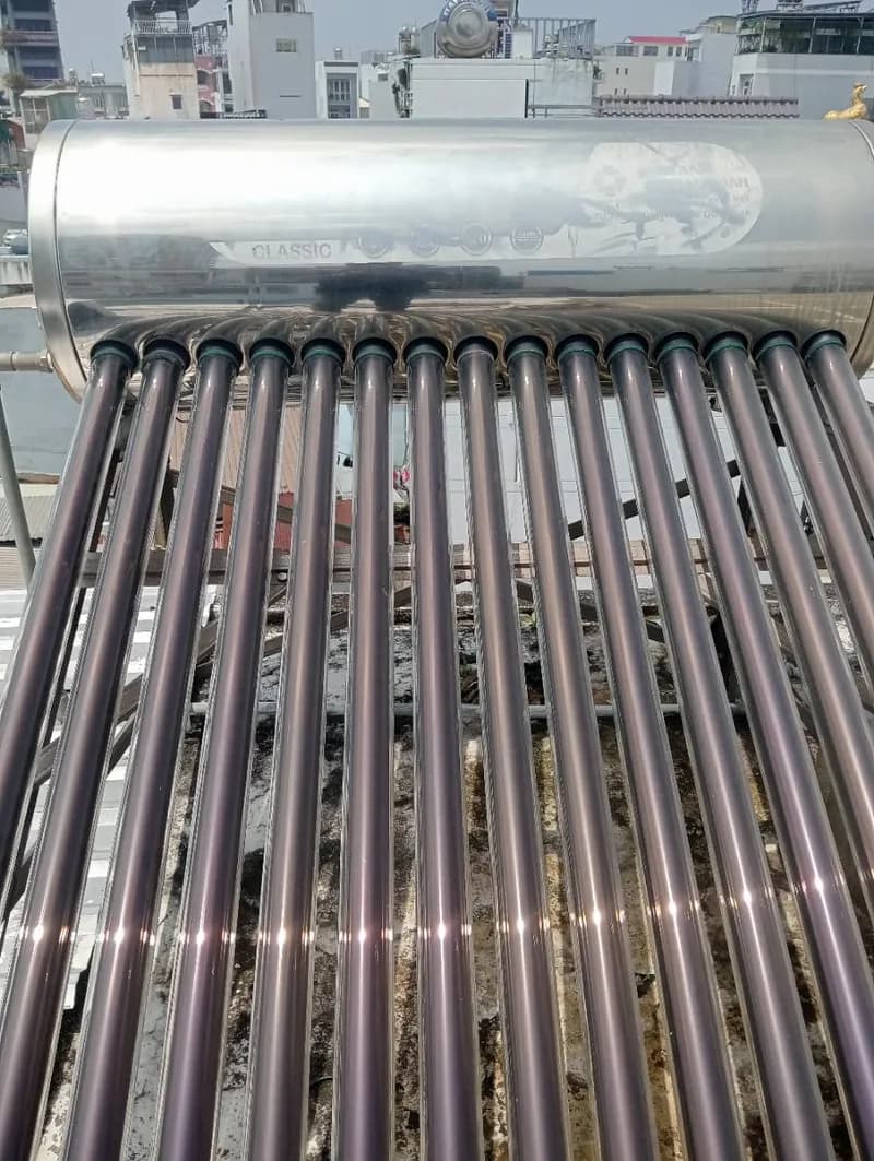 Trước sửa máy nước nóng năng lượng mặt trời Tân Á Đại Thành tại Quận 6 — thợ Võ Hồng Hải