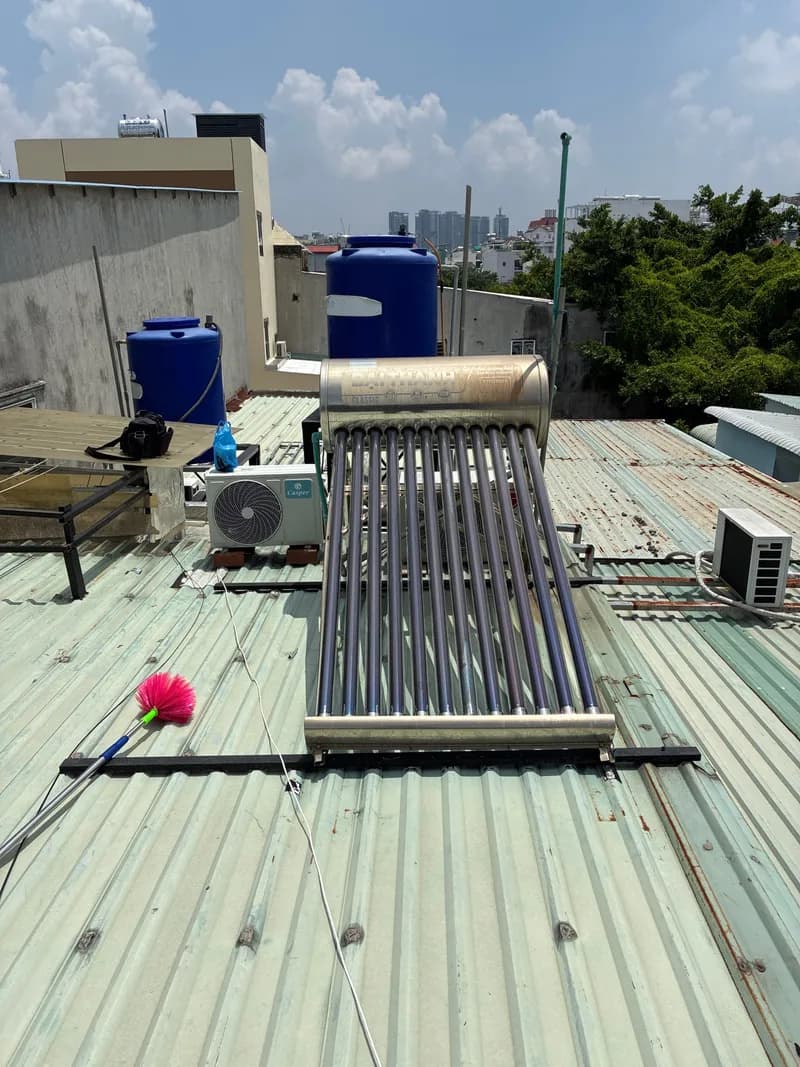 Trước sửa máy nước nóng năng lượng mặt trời tại phường Tân Hưng, Quận 7 — thợ Dương Oai
