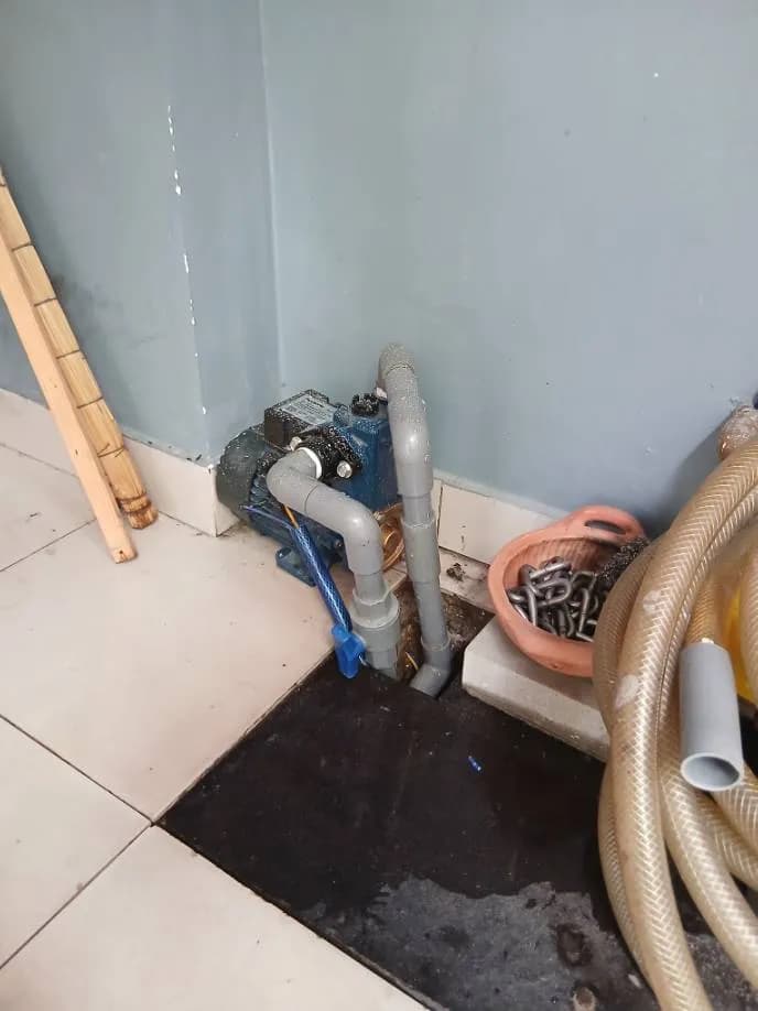 Sau khi hoàn thành sửa máy bơm nước tại Bình Tân — thợ Lê Đăng Tuấn