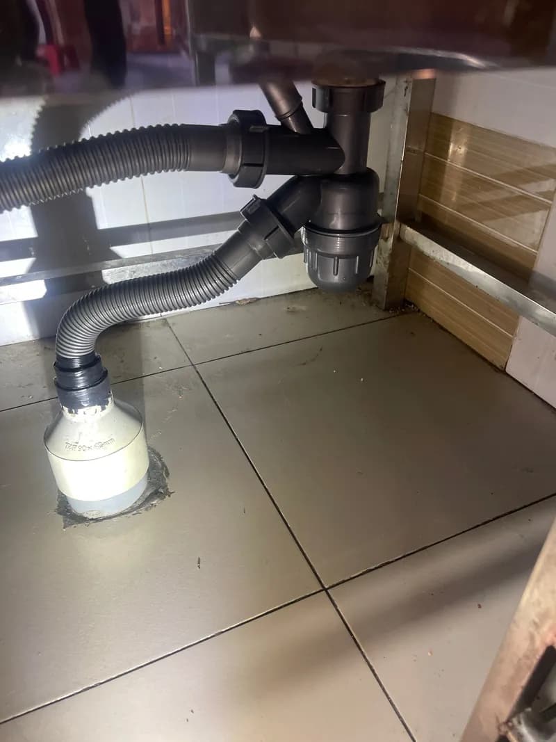 Sau khi hoàn thành sửa bồn nước tại Phường Tây Thạnh, Tân Phú — thợ Nguyễn Quốc Bảo