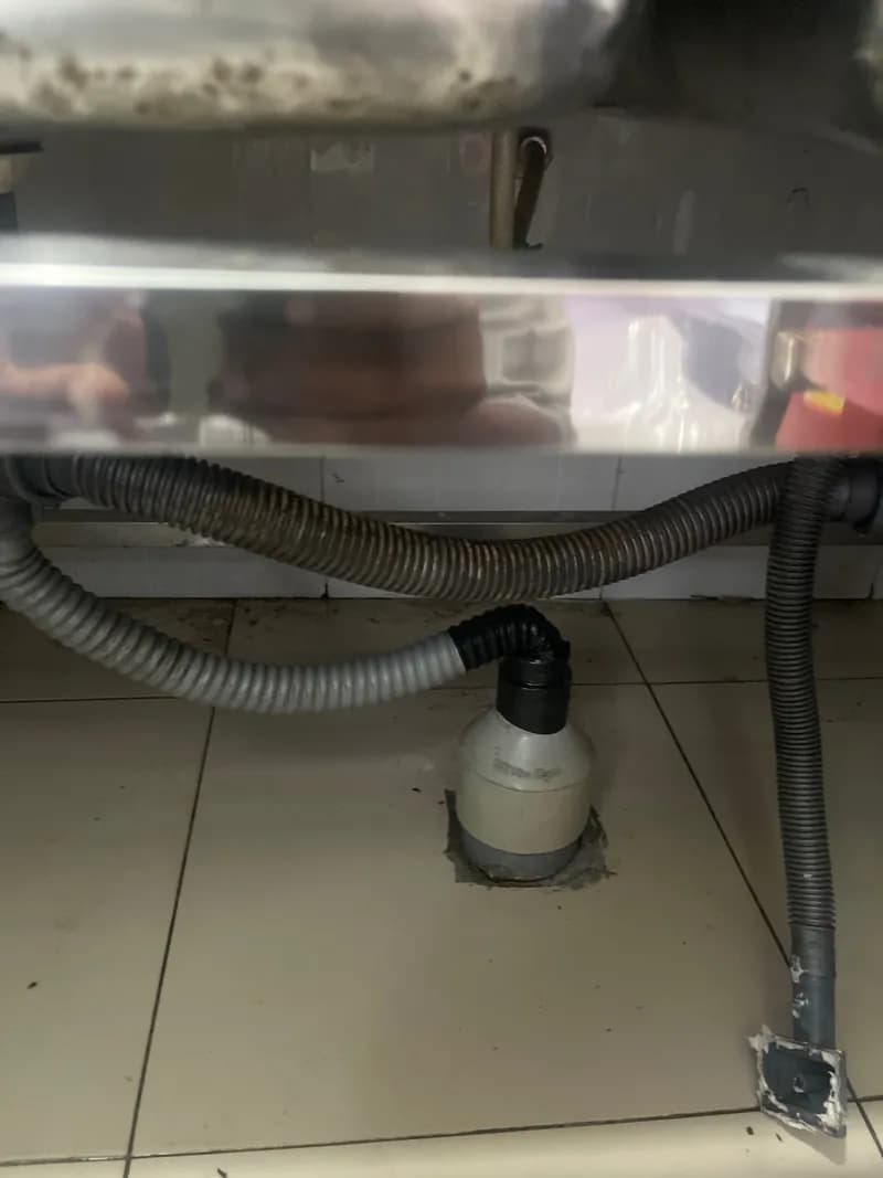 Trước sửa bồn nước tại Phường Tây Thạnh, Tân Phú — thợ Nguyễn Quốc Bảo