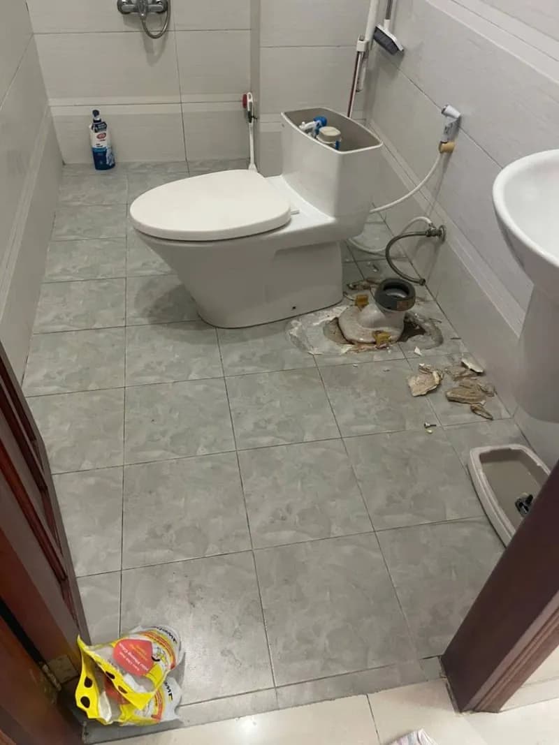 Trước sửa bồn cầu tại TPHCM — thợ Bùi Văn Bảo