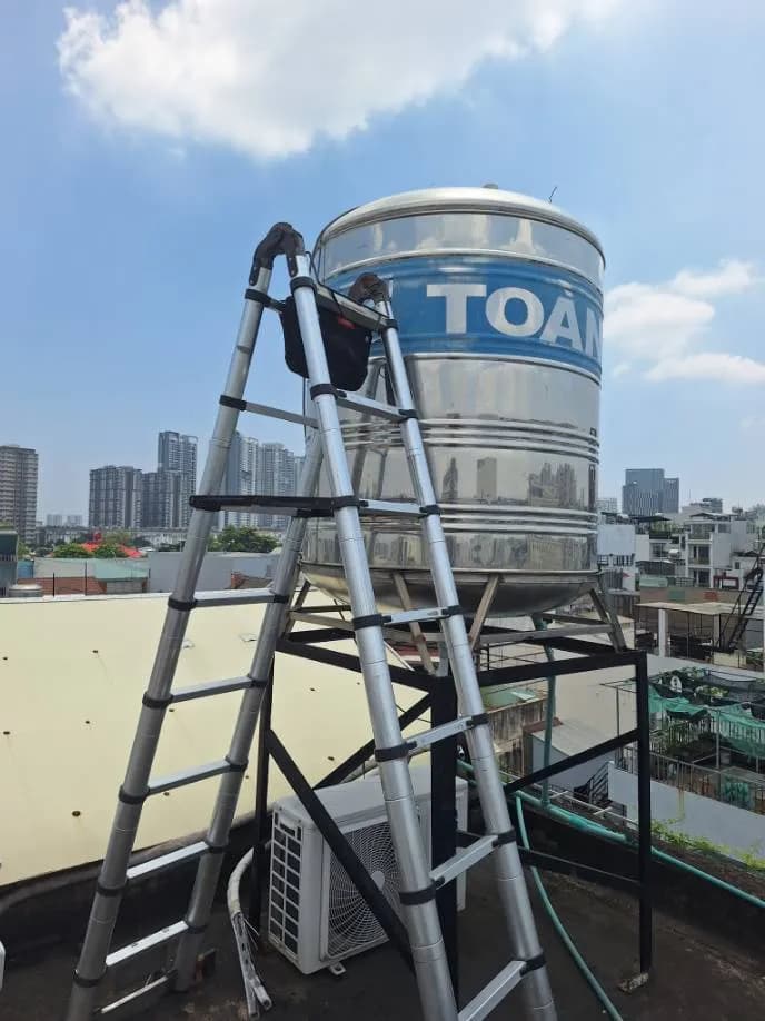 Sau khi hoàn thành sửa phao điện bồn nước TOAN tại Phường Chánh Hưng, Quận 8 — thợ Trần Quốc Đông