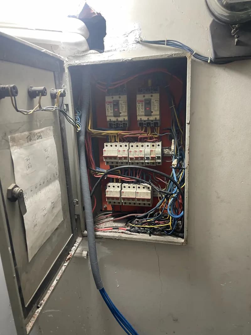 Trước sửa hệ thống điện Schneider tại Quận 12 — thợ Nguyễn Quốc Bảo