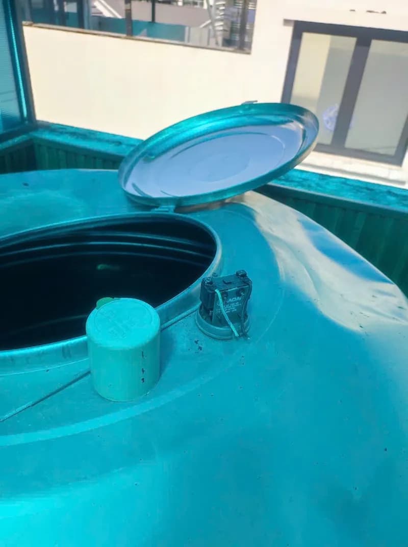 Trước sửa phao điện Radar tại Thủ Đức — thợ Bùi Văn An