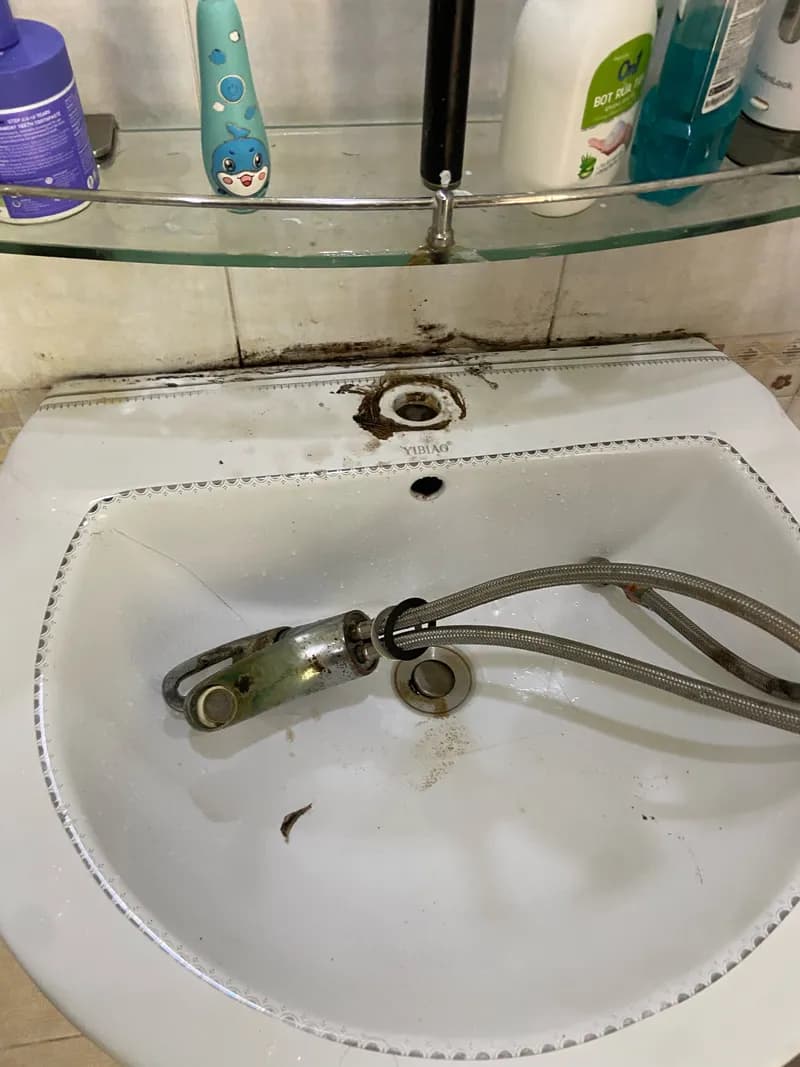 Trước sửa vòi nước lavabo tại P.HCM, Quận 10 — thợ Trần Lào