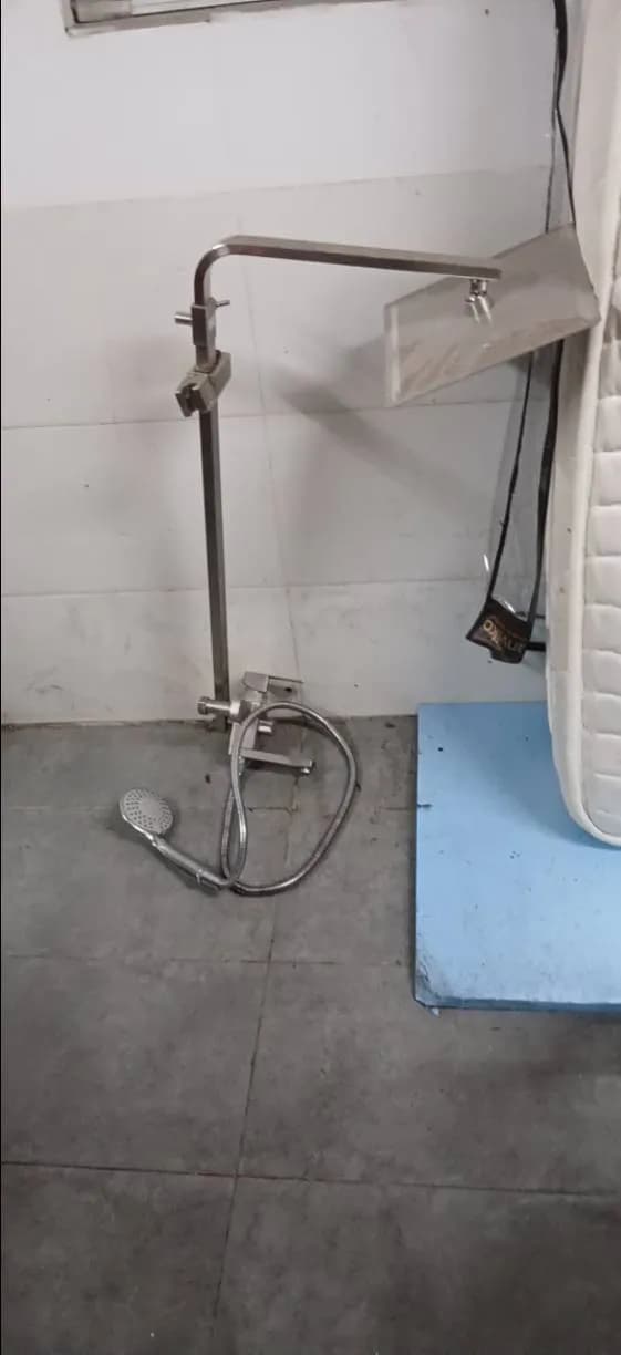 Trước sửa vòi sen tắm đứng tại Bình Thạnh — thợ Lê Đăng Tuấn