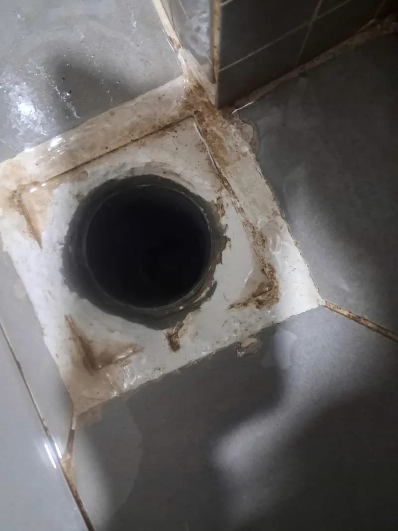 Trước sửa đường ống thoát sàn tại Quận 1 — thợ Bùi Văn An