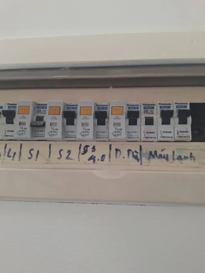 Trước sửa aptomat Panasonic tại phường Phú Mỹ, Quận 7 — thợ Trần Quốc Đông
