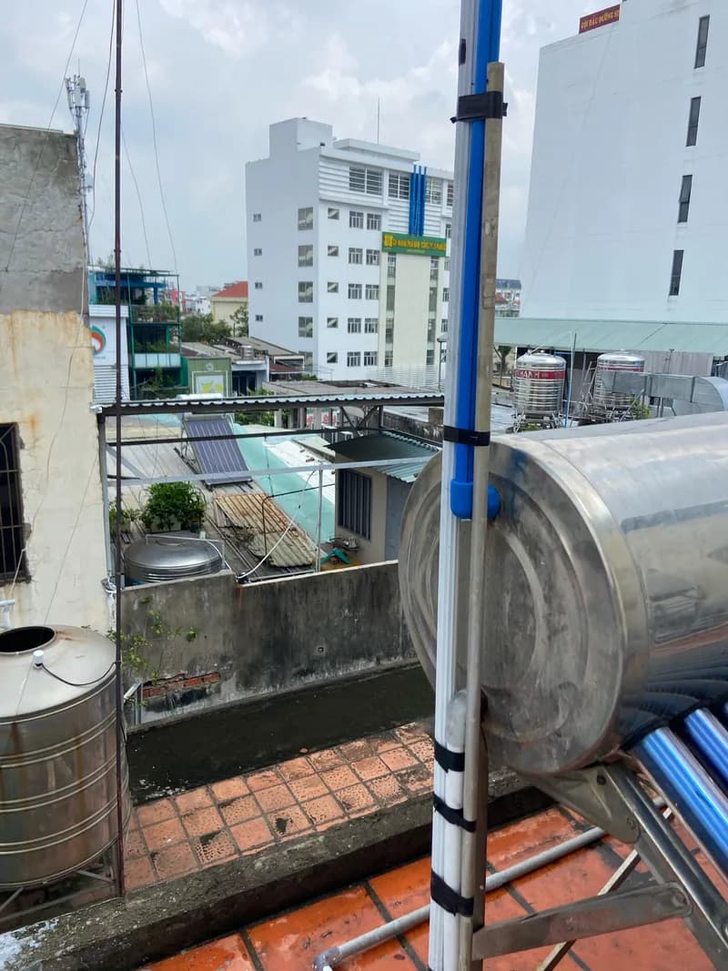 Sau khi hoàn thành sửa máy nước nóng năng lượng mặt trời tại Quận 10 — thợ Trần Lào