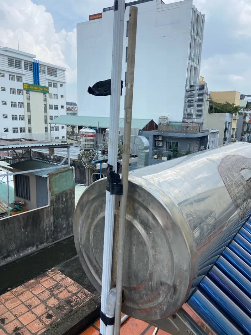 Trước sửa máy nước nóng năng lượng mặt trời tại Quận 10 — thợ Trần Lào