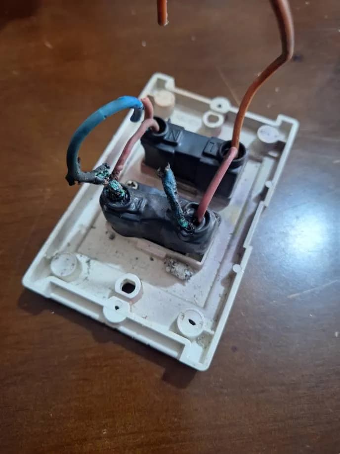 Trước sửa ổ cắm điện Panasonic tại Quận 8 — thợ Trần Quốc Đông
