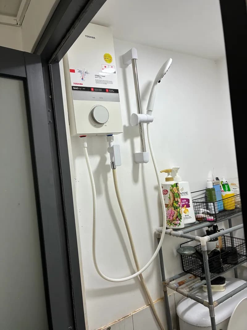 Sau khi hoàn thành sửa máy nước nóng năng lượng mặt trời tại Tân Phú — thợ Dương Oai